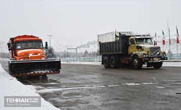 عملیات برف‌روبی در منطقه چهار