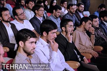 اهدای مدال های دانشجویان نخبه به مقام معظم رهبری 7