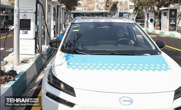 افتتاح ۳ ایستگاه شارژبرقی و رونمایی از تاکسی برخط 44