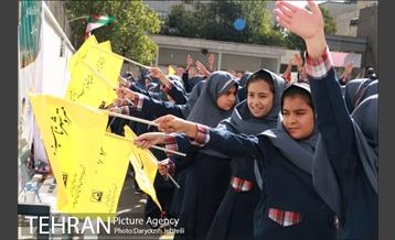 اهدای هدایای ویژه به دانش آموزان دبستان دخترانه شهید خوشنویسان 3