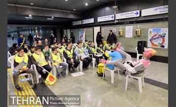 اجرای برنامه تاتر ترافیکی برای کودکان و دانش آموزان در مترو  راه آهن 7