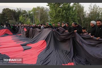 اهتزاز پرچم عزای حسینی بر فراز برج پرچم ایران 13
