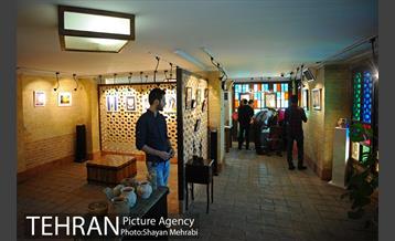 بازدید فاطمه دانشور عضو شورای شهر از نمایشگاه هنری  "فردا در آیینه" 5