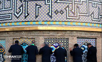 اهتزاز پرچم حرم سیدالشهدا(ع) بر فراز گنبد حرم عبدالعظیم حسنی(ع) 16