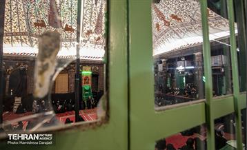 مراسم تکیه سادات اخوی از اول صبح تا ظهر است و مداحان مرتبا عوض می‌شوند و پشت سر هم روضه ادامه دارد