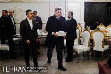 نشست صمیمانه شهردار تهران با خانواده های شهدای آتش نشان و آسیب دیدگان حادثه ساختمان پلاسکو 18