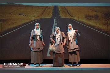 نمایش پیرزنی که در زمین خانه داشت‎ 21