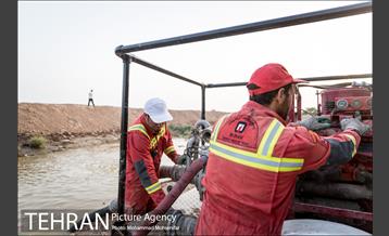 عملیات تخلیه آب از شهرک پیام اهواز 3