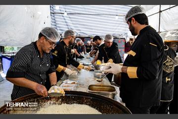 طبخ غذای نذری عتبه علوی برای آسیب دیدگان جنگ رمضان