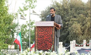 اهتزاز پرچم عزای حسینی بر فراز برج پرچم ایران 25