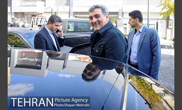 کتابگردی پیروز حناچی سرپرست شهرداری تهران در روز کتاب 25