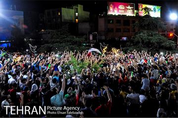 شادی مردم تهران پس از صعود تیم ملی فوتبال به جام جهانی 16