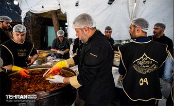 طبخ غذای نذری عتبه علوی برای آسیب دیدگان جنگ رمضان