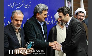 تجلیل شهردار تهران از دست اندرکاران غرفه شهرداری تهران در نمایشگاه قرآن  50