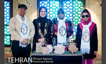 بازدید فاطمه دانشور عضو شورای شهر از نمایشگاه هنری  "فردا در آیینه" 12