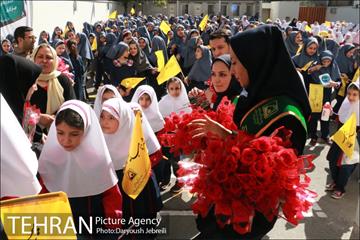 اهدای هدایای ویژه به دانش آموزان دبستان دخترانه شهید خوشنویسان 18
