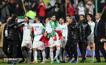 جشن و شادی بازیکنان و کادر فنی تیم ملی ایران پس از صعود به جام جهانی 2022