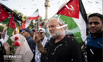 استقبال از خانواده شهدای غزه در میدان فلسطین تهران 26