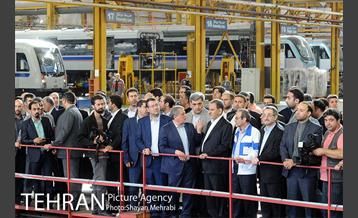 بازدید معاون اول رئیس جمهور به همراه شهردار تهران از کارخانه واگن‌سازی تهران 36