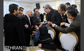 نشست صمیمانه شهردار تهران با خانواده های شهدای آتش نشان و آسیب دیدگان حادثه ساختمان پلاسکو 29