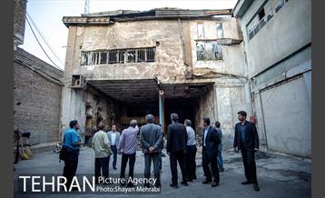 بازدید شهردار تهران از خسارت آتش سوزی اخیر میدان حسن آباد 20