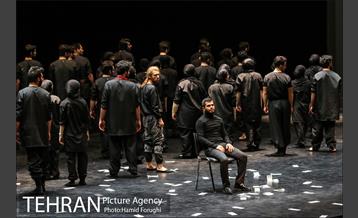 نمایش "من" در پردیس تئاتر تهران (خاوران) 35