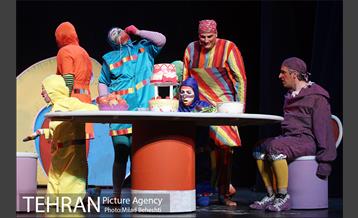 نمایش پاهای خانم هزارپا‎ 17