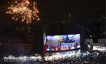 نورافشانی جشن پیروزی انقلاب اسلامی در میدان ولی‌عصر(عج) 8