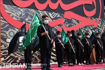 مراسم عزاداری ظهر عاشورا در میدان امام حسین(ع) 9