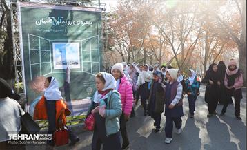 پنجره‌ای رو به آسمان آبی در منطقه 3 36