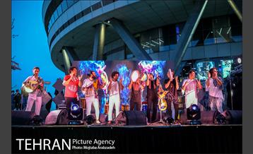 اجرای گروه موسیقی لیان در برج میلاد 26