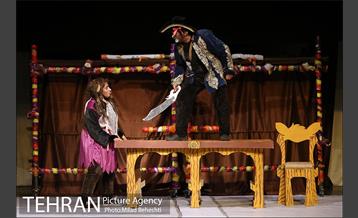 نمایش جزیره شامپانزه ها‎ 18