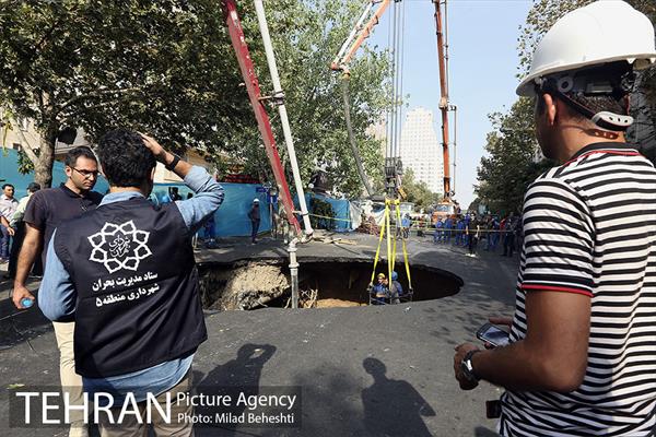 ریزش بخشی از خیابان پیامبر اتوبان ستاری -3 20