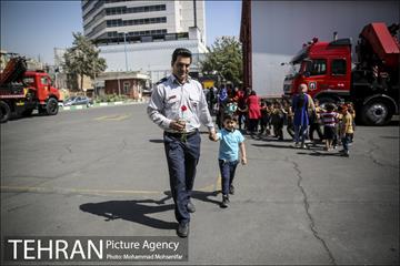 پذیرایی ایستگاه های آتش نشانی از شهروندان و دانش آموزان 12