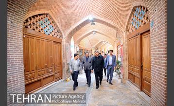 کتابگردی پیروز حناچی سرپرست شهرداری تهران در روز کتاب 10