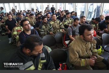 مسابقه پله‌نوردی آتش‌نشانان در برج میلاد 8