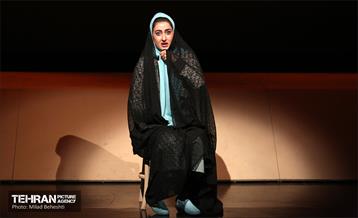 نمایش پیرزنی که در زمین خانه داشت‎ 11