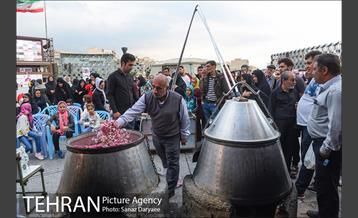 آیین گلاب­گیری «زیارت گل» 12