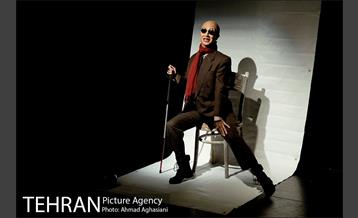 نمایش "همه چیز می گذرد، تو نمی گذری" 3