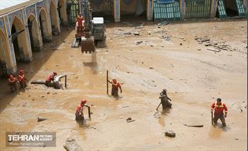 تلاش نیروهای امدادی شهرداری تهران برای تخلیه مناطق سیل زده کن