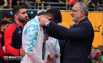 مراسم اهدای کاپ قهرمانی تیم‌های برتر کشتی آزاد توسط شهردار تهران و وزیر ورزش 19