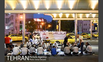 مراسم افطاری ساده در پایانه های تاکسیرانی شهر تهران 8