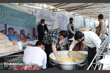 خدمت‌رسانی مواکب منطقه11 به نمازگزاران عید سعید فطر 22