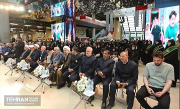 اهتزاز پرچم سبز رضوی بر فراز برج پرچم ایران 31