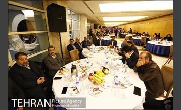 نشست صمیمانه خانواده های شهدای آتش نشان حادثه ساختمان پلاسکو با شهردار تهران 13
