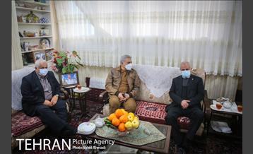 دیدار شهردار تهران با مادر شهیدان خالقی پور 1