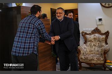 قرار خدمت؛ دیدار شهردار تهران با خانواده شهید آرمان علی وردی 3