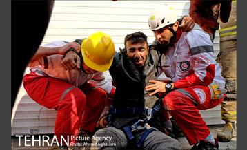 این مرد آتش نشان است 13