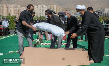 مراسم تشییع و خاکسپاری دوشهید گمنام دفاع مقدس در دریاچه چیتگر 58