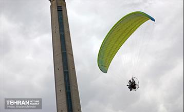 پرش چتربازان از برج میلاد تهران 1